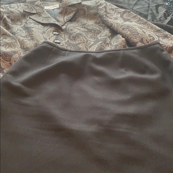 Suit - Picture 3 of 5